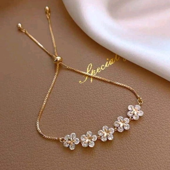 Jewelry - Elegant Flower Gold Necklace with Crystal Detailing - Perfect Gift For Woman‎